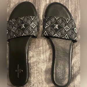 BRAND NEW NEVER WORN LV SIZE 8 flip flops soft l